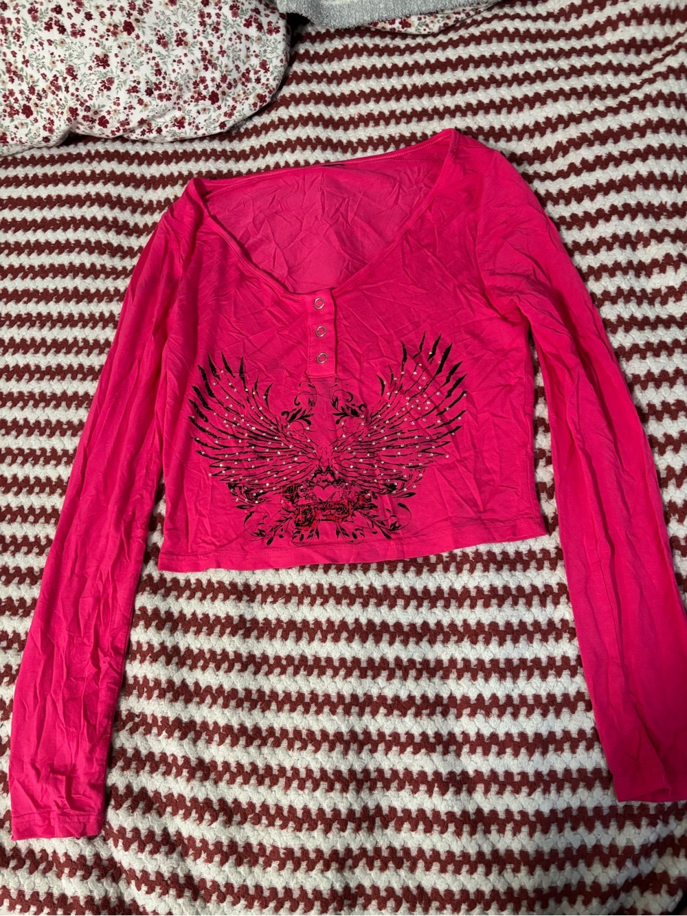 Women's Hot Pink Long-Sleeve Graphic Henley Crop Top